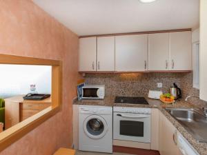 een keuken met witte kasten en een wasmachine bij Apartment Gala I-2 by Interhome in Miami Platja