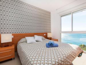een slaapkamer met een bed met een blauwe handdoek erop bij Apartment Gala I-2 by Interhome in Miami Platja