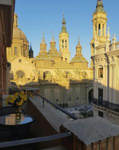 een uitzicht op een groot gebouw met een klokkentoren bij El BALCÓN de PILAR in Zaragoza