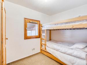 聖熱爾韋萊班的住宿－Apartment La Piste-3 by Interhome，带镜子的客房内的两张双层床