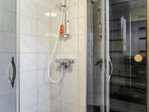 a shower with a shower head in a bathroom at Holiday Home Huitsin nevada by Interhome in Kangosjärvi