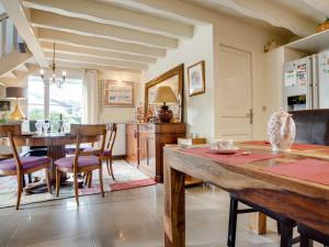 ミミザンにあるHoliday Home Baschoc by Interhomeのテーブルと椅子のあるキッチンとダイニングルーム +39枚の写真