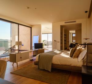 莫內斯特里奧的住宿－Hoteles Desconecta2，一间卧室设有一张大床和一个大窗户