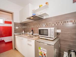 y cocina con microondas y nevera. en Apartment B&B-3 by Interhome, en Ližnjan
