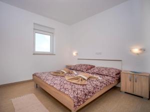 1 dormitorio con cama y ventana en Apartment B&B-3 by Interhome, en Ližnjan