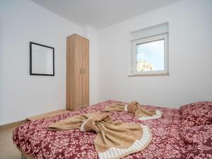 1 dormitorio con 1 cama con manta y ventana en Apartment B&B-3 by Interhome, en Ližnjan
