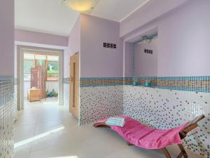 ein Bad mit einer Badewanne und einem rosa Bett in der Unterkunft Holiday Home CasaMenta by Interhome in Marčana