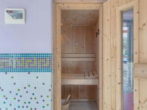 ein Holzbadezimmer mit einer Sauna und einer Badewanne in der Unterkunft Holiday Home CasaMenta by Interhome in Marčana