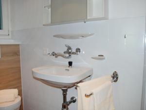 Ένα μπάνιο στο Apartment Casablanca-2 by Interhome