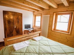 Postel nebo postele na pokoji v ubytování Apartment Albergo Diffuso - Cjasa Ustin-5 by Interhome