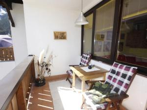 um quarto com duas cadeiras e uma mesa na varanda em Apartment Holiday-6 by Interhome em Zell am See