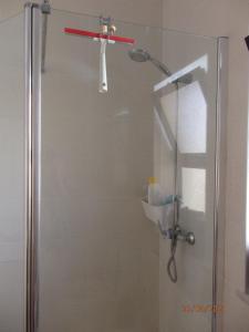 um chuveiro com porta de vidro em um banheiro em Casa do Algarve em Albufeira mais 18 fotografias