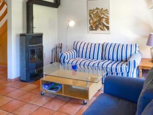 Apartment Chalet Mittelhorn-2 by Interhome في جريندلفالد: غرفة معيشة مع أريكة وموقد