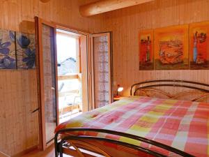 Tempat tidur dalam kamar di Holiday Home Rustico Nurell by Interhome