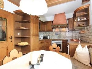 Una cocina con gabinetes de madera y un horno de estufa. en Apartment Am Ziller by Interhome, en Hippach