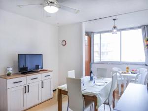 comedor con mesa y TV en Apartment Les Capounades-4 by Interhome, en Narbonne-Plage