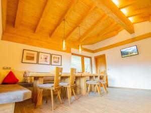 Μια τηλεόραση ή/και κέντρο ψυχαγωγίας στο Apartment Brandegg Top 2 by Interhome