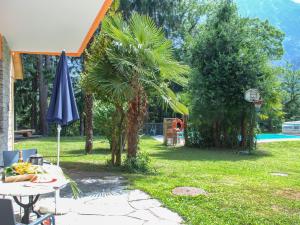 Zahrada ubytování Apartment Poolside by Interhome