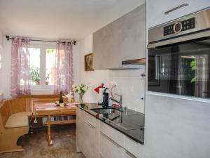 Kuchyň nebo kuchyňský kout v ubytování Apartment Poolside by Interhome