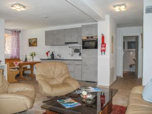 Kuchyň nebo kuchyňský kout v ubytování Apartment Poolside by Interhome