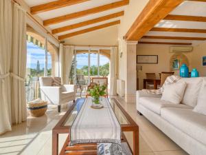 ein Wohnzimmer mit Sofa und Tisch in der Unterkunft Holiday Home Isabelle by Interhome in Jávea