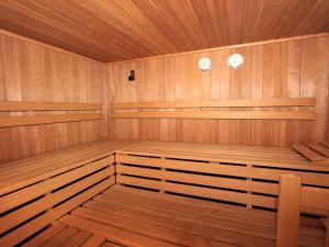 een sauna met houten lambrisering en twee ramen bij Apartment Römerhof-3 by Interhome in Fügen