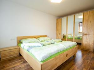 En eller flere senge i et værelse på Apartment Mundlers Hoamatl-3 by Interhome