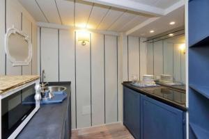 Kuchyňa alebo kuchynka v ubytovaní Studio Apt In Rome City Centre Via Gregoriana by Halldis + 14 fotografií