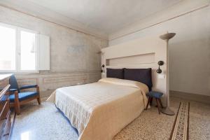 - une chambre avec un lit, deux chaises et une lampe dans l'établissement Belle Arti Penthouse-hosted by Sweetstay, à Florence