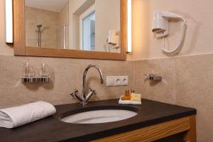 Łazienka w obiekcie Hotel Enzian & Apartmenthotel Johannes