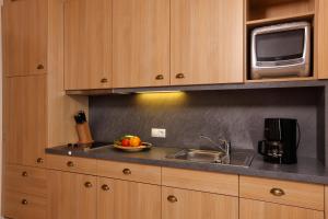 Kuchnia lub aneks kuchenny w obiekcie Hotel Enzian & Apartmenthotel Johannes