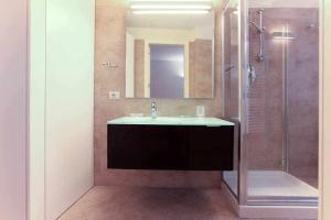 Ένα μπάνιο στο Brera area Lovely Apt close to Piazza Duomo