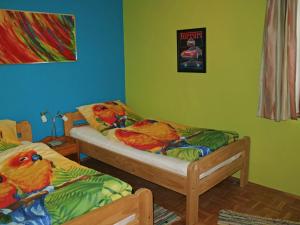En eller flere senge i et værelse på Holiday Home Ferienpark Falkenstein by Interhome