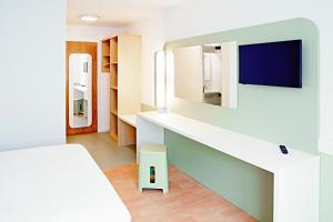 TV a/nebo společenská místnost v ubytování Warrington Motel, J20 M6 Lymm Services + 14 fotografií