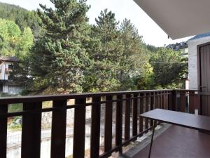 - un balcon avec une table de pique-nique et des arbres dans l'établissement Apartment Al Parco-4 by Interhome, à Canazei