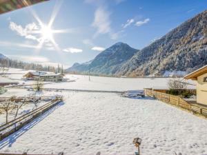einen schneebedeckten Fluss mit Bergen im Hintergrund in der Unterkunft Apartment Anna by Interhome in Umhausen