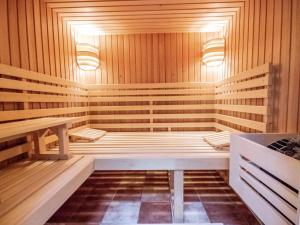 SellrainにあるApartment Riccardo by Interhomeのサウナ(2つの照明、ベンチ付)