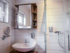 Ένα μπάνιο στο Apartment Hecht by Interhome