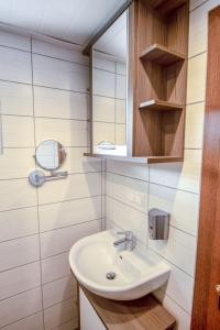 A bathroom at Apartment Zander by Interhome