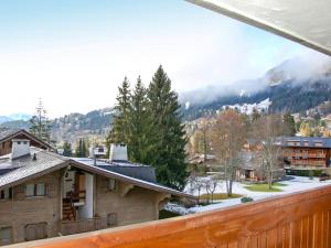einen Balkon mit Blick auf einen verschneiten Berg in der Unterkunft Studio Montagnards 13 by Interhome in Villars-sur-Ollon