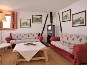 Posezení v ubytování Apartment Chesa Dal Luf B6 by Interhome