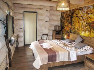 Un pat sau paturi într-o cameră la Chalet Srub Kuří by Interhome