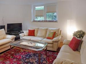 sala de estar con sofá y mesa de centro en Apartment Donau by Interhome, en Donaueschingen