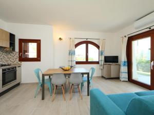 eine Küche und ein Esszimmer mit einem Tisch und Stühlen in der Unterkunft Apartment Panorama 7 by Interhome in Budoni