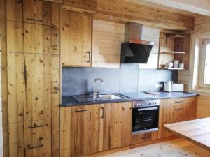 Kuchyň nebo kuchyňský kout v ubytování Chalet Hütte Buchfink by Interhome