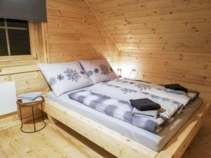 Postel nebo postele na pokoji v ubytování Chalet Hütte Buchfink by Interhome
