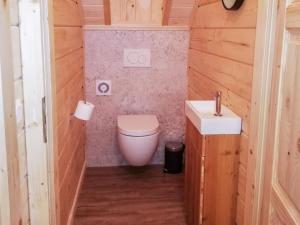 Koupelna v ubytování Chalet Hütte Buchfink by Interhome