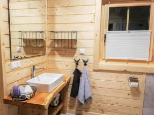 Koupelna v ubytování Chalet Hütte Buchfink by Interhome
