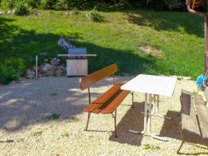 un banc en bois et une table dans la cour dans l'établissement Chalet Chalet la Frêtaz by Interhome, à Bullet