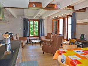 TV a/nebo společenská místnost v ubytování Chalet Chalet la Frêtaz by Interhome